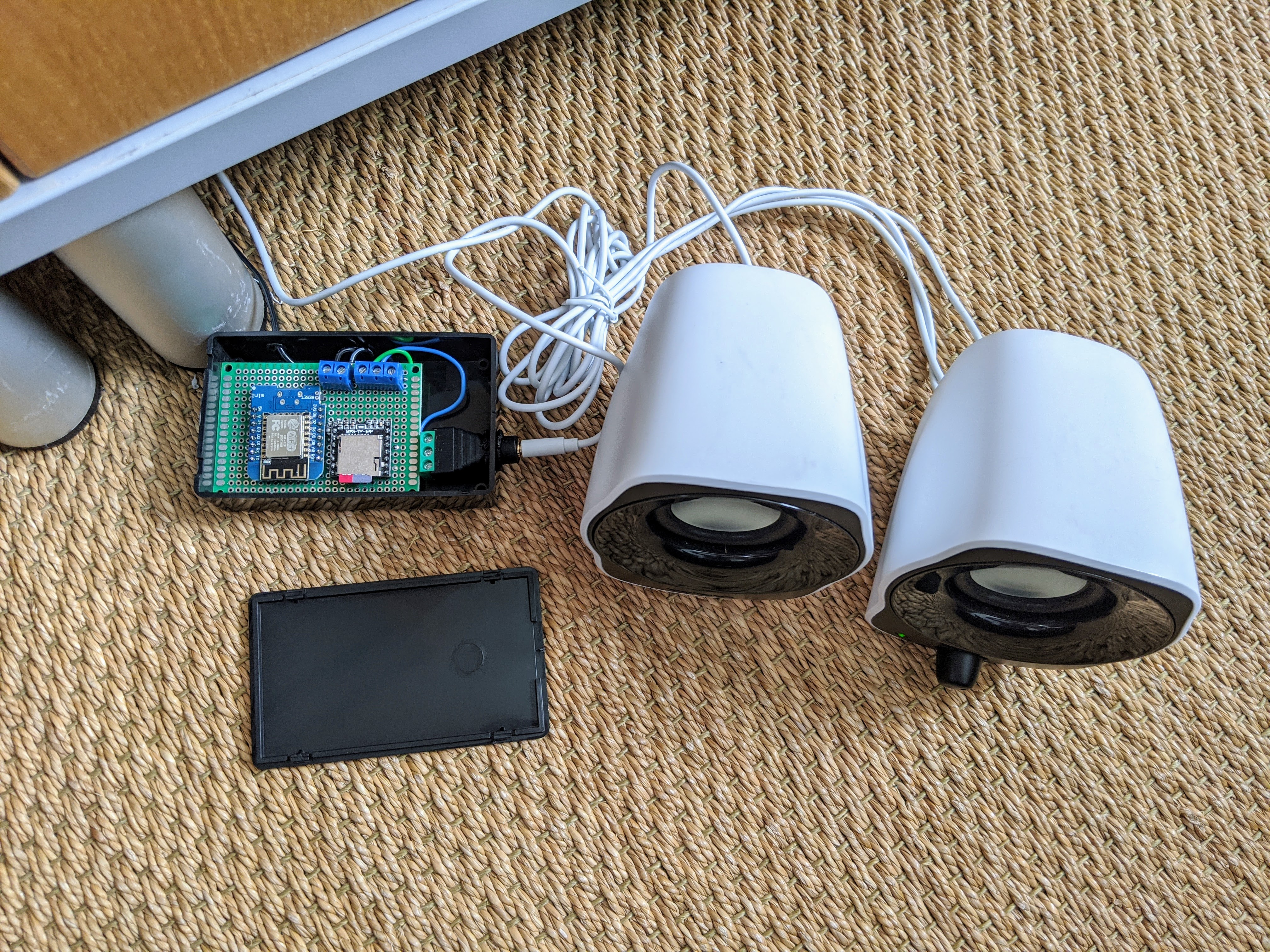 Indoor chime unit: ESP8266 Wemos D1 Mini paired with a DFPlayer Mini and connected to amplified PC speakers.