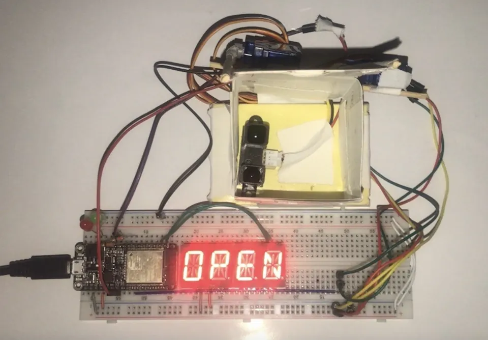 ESP32 connected with servo motors, rangefinder sensors, and alphanumeric display